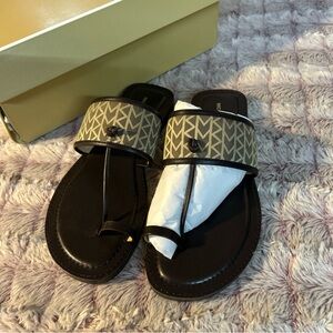 Michael Kors womens Ashtin Sandal  size 6